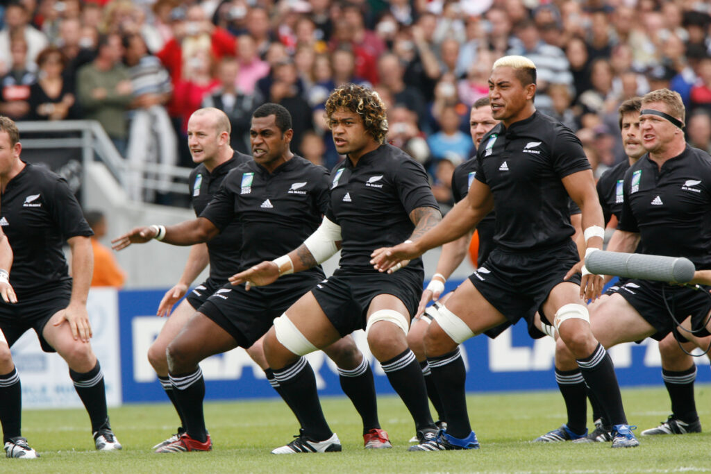 Jogadores fazendo haka 